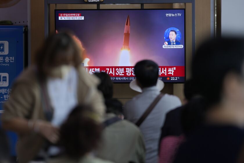 Una pantalla de televisión muestra un programa noticioso que reporta el lanzamiento de un misil norcoreano con imágenes de archivo, el sábado 1 de octubre de 2022, en la estación de trenes de Seúl, Corea del Sur. (AP Foto/Lee Jin-man)