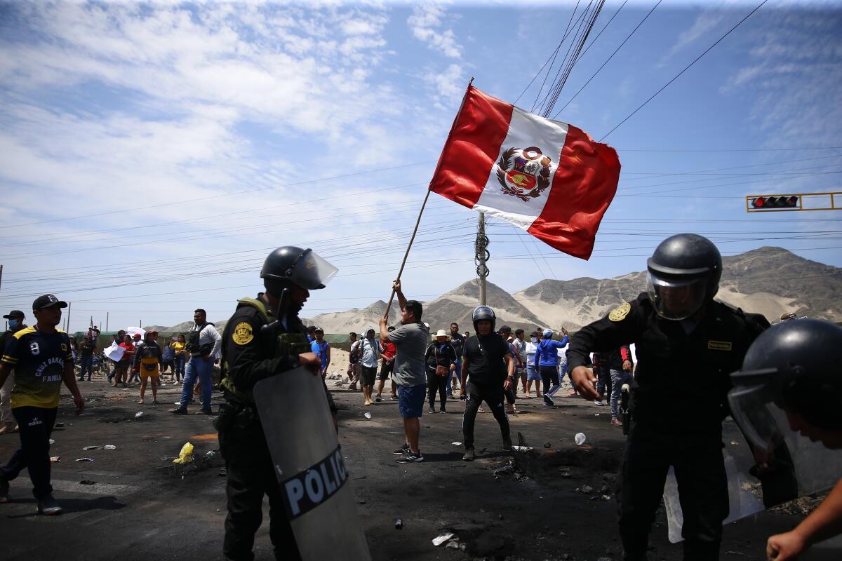 Simpatizantes del destituido presidente peruano Pedro Castillo protestan en la autopista Panamericana Norte 