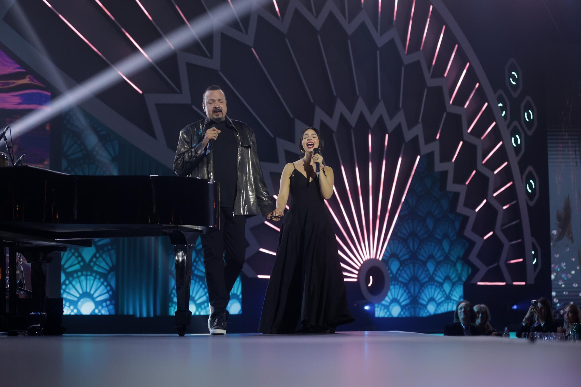 Pepe Aguilar y Ángela Aguilar cantaron a dúo un tema dedicado al padre de Laura Pausini.