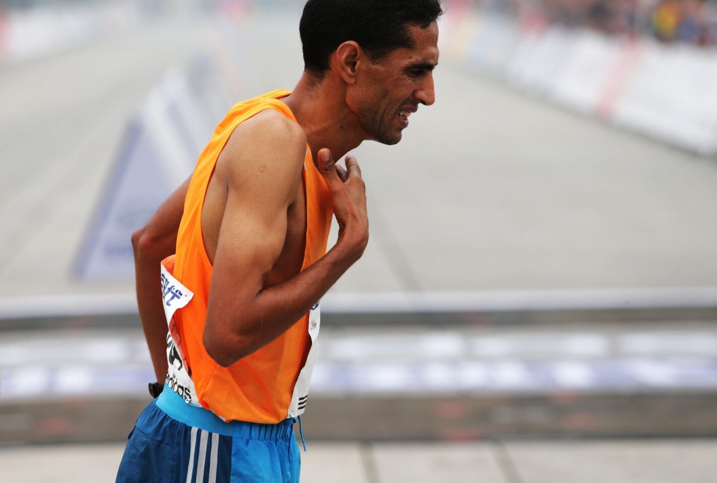 A professional runner has breathing difficulties during the Beijing Marathon. The smog forced some runners to quit the marathon.