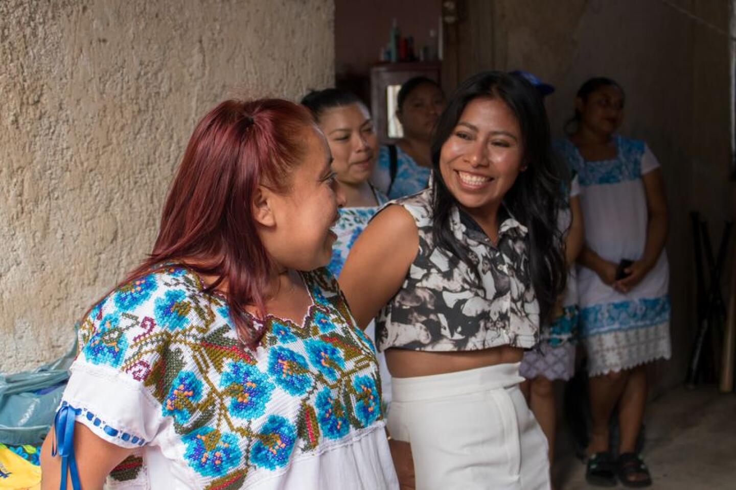 Yalitza Aparicio sorprende con visita a Las Amazonas de Yaxunah - Los Angeles Times