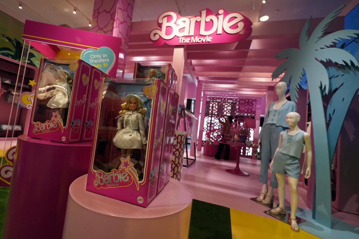 ARCHIVO - Productos con temática de Barbie se exhiben en una sección especial en Bloomingdale's, 