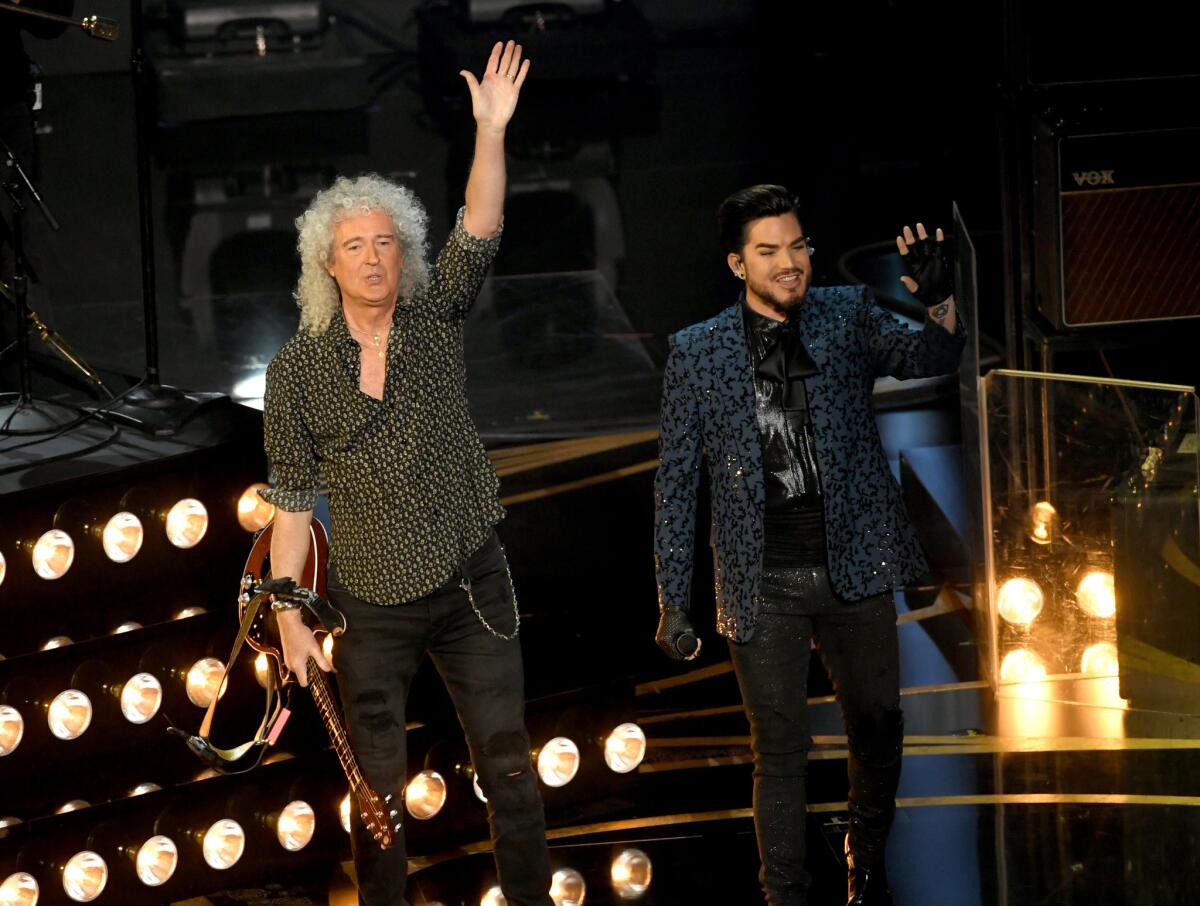 Brian May de Queen y Adam Lambert en el escenario del Oscar durante su acto musical.