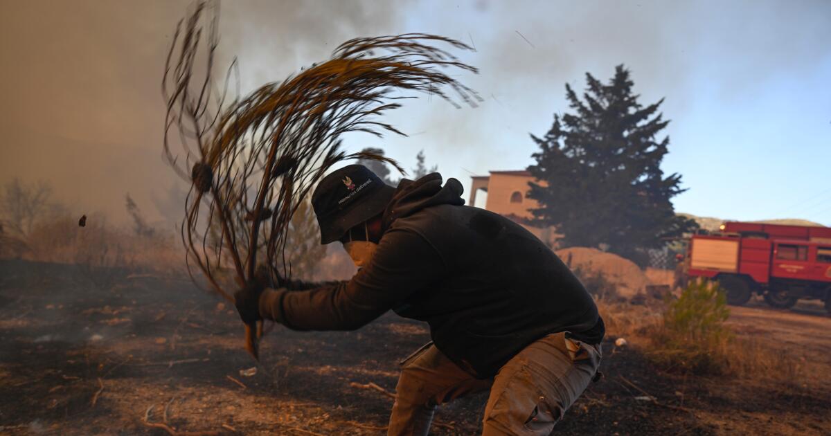 Το ζεστό και ξηρό καλοκαίρι της Ευρώπης επηρεάζει τις πυρκαγιές στη Γαλλία και την Ελλάδα και την ξηρασία στο Ηνωμένο Βασίλειο