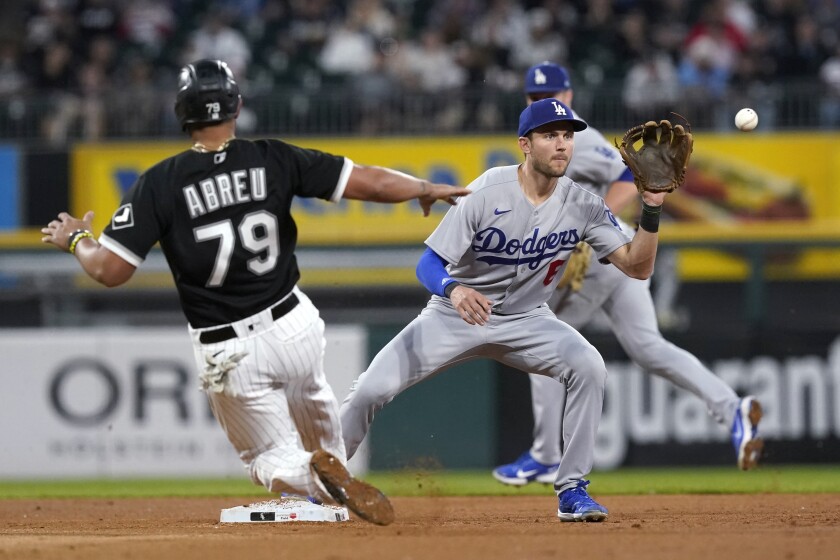 Trea Turner of the Dodgers forces Jose Abreu of the Chicago White Sox into second place after a throw from Justin Turner.