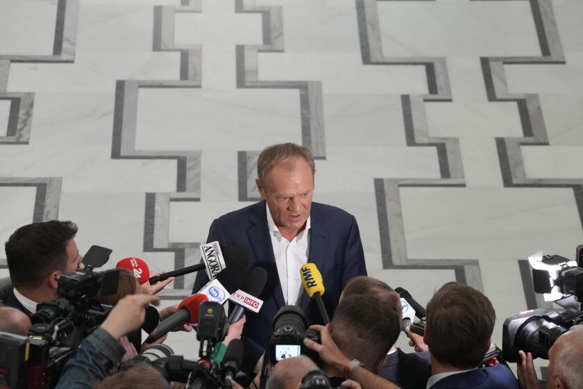 El líder opositor y ex primer ministro de Polonia Donald Tusk habla con la prensa en Varsovia, Polonia, el viernes 26 de mayo de 2023. (AP Foto/Czarek Sokolowski)