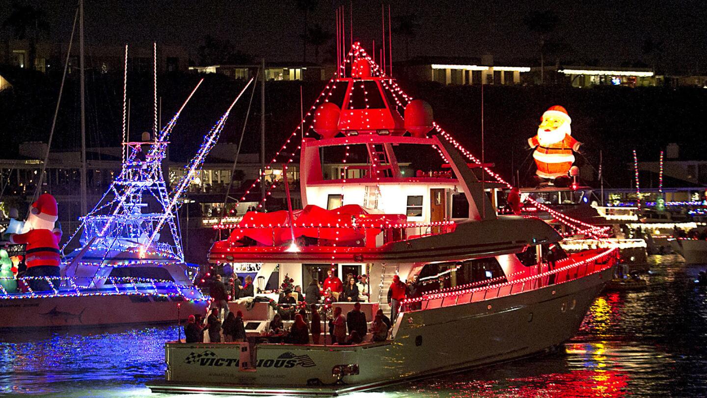 Holiday boat parades light up Newport Beach, Huntington Beach Los