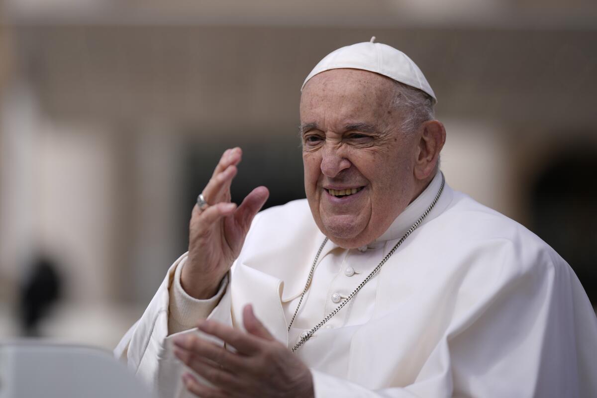 ARCHIVO -El papa Francisco saluda al salir de su audiencia general semanal en la plaza de San Pedro