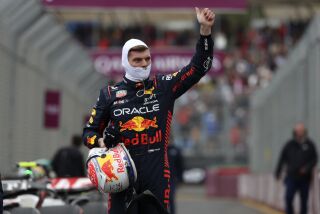 El piloto de Red Bull, Max Verstappen, saluda luego de conquistar la pole position en el Gran Premio de Australia, en el circuito de Albert Park, en Melbourne, el sábado 1 de abril de 2023. (AP Foto/Asanka Brendon Ratnayake)