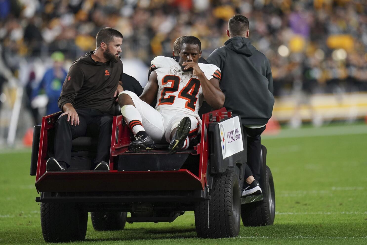 Browns RB Nick Chubb carted off field with serious knee injury