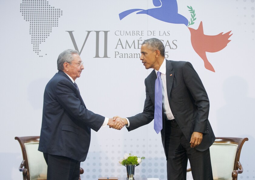 Barack Obama ve Küba Devlet Başkanı Raul Castro el sıkışırken