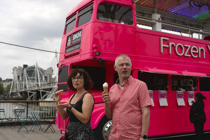 ARCHIVO - Unas personas degustan un helado durante un día de clima caluroso en el centro de Londres, el 12 de junio de 2023. (AP Foto/Kin Cheung, Archivo)