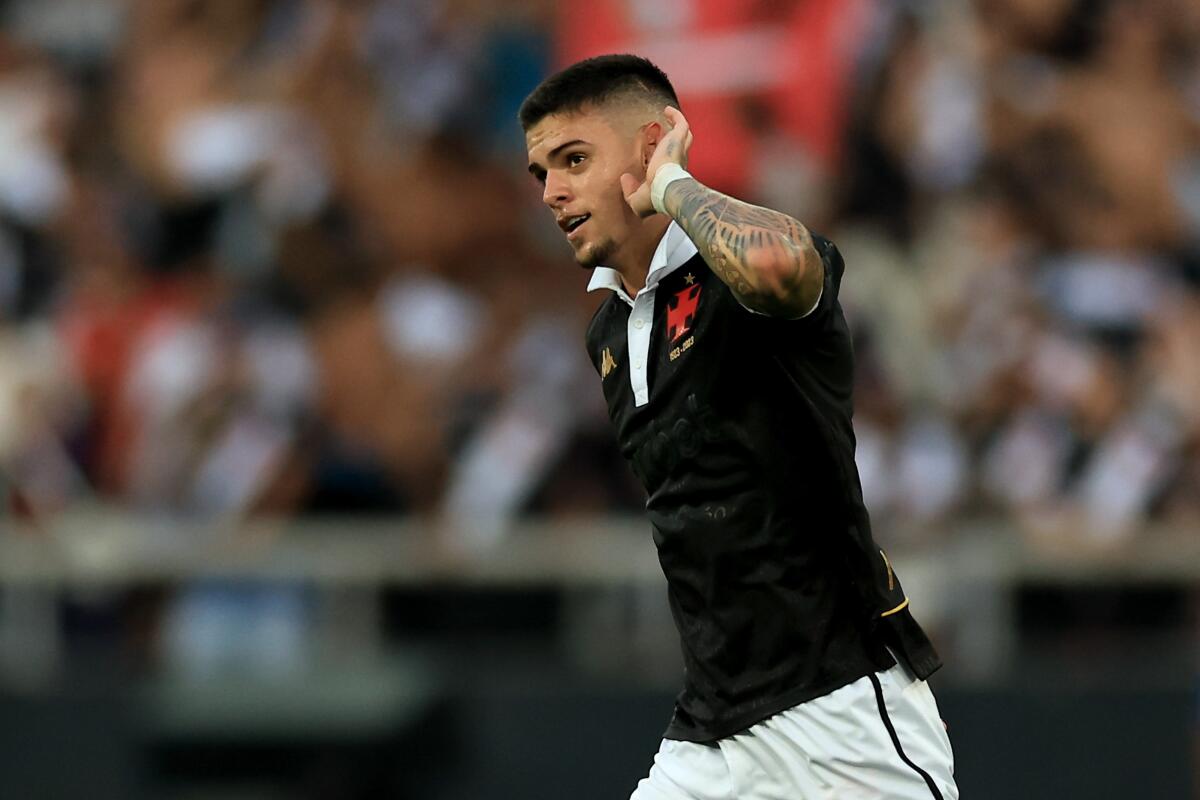 Gabriel Pec holds his hand to his ear and celebrates after scoring the third goal of Vasco's match against Fluminense.