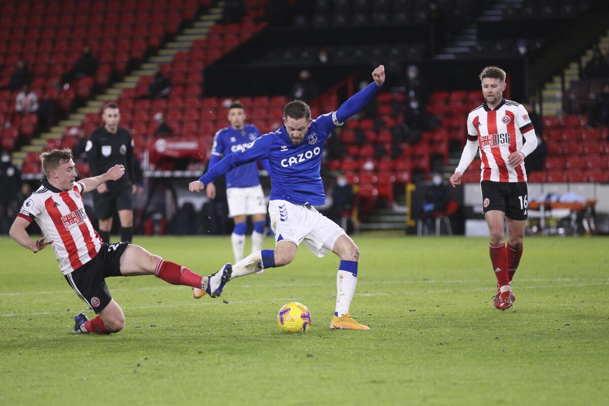 Everton's Gylfi Sigurdsson, center, scores against Sheffield United on Dec. 26.