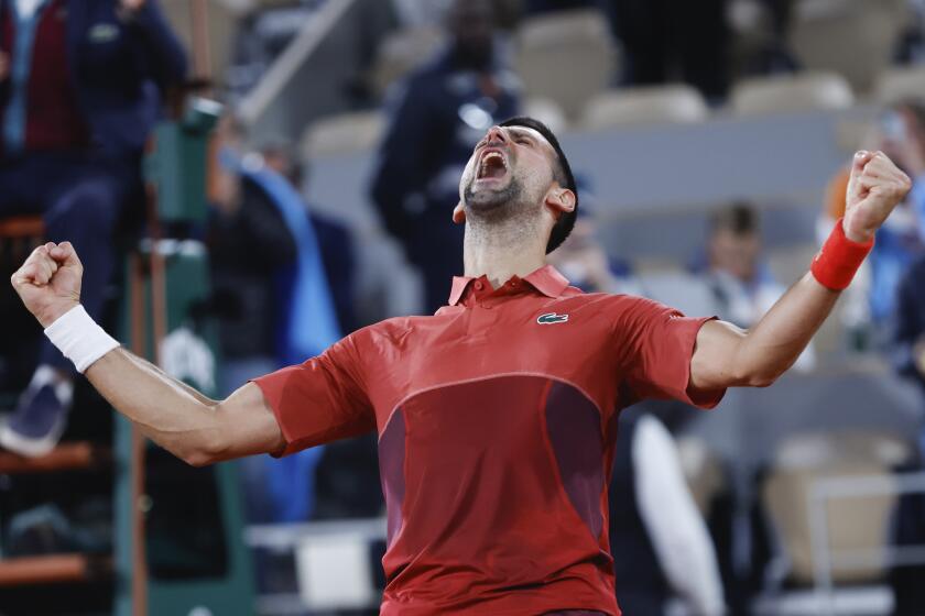El serbio Novak Djokovic celebra tras ganar su duelo de tercera ronda ante el italiano Lorenzo Musetti en el Abierto de Francia el sábado 1 de junio del 2024. (AP Foto/Jean-Francois Badias)