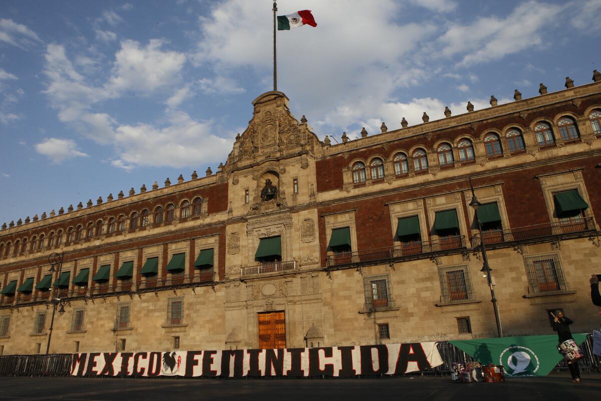 Una manta que denuncia los feminicidios en México yace desplegada frente al Palacio Nacional