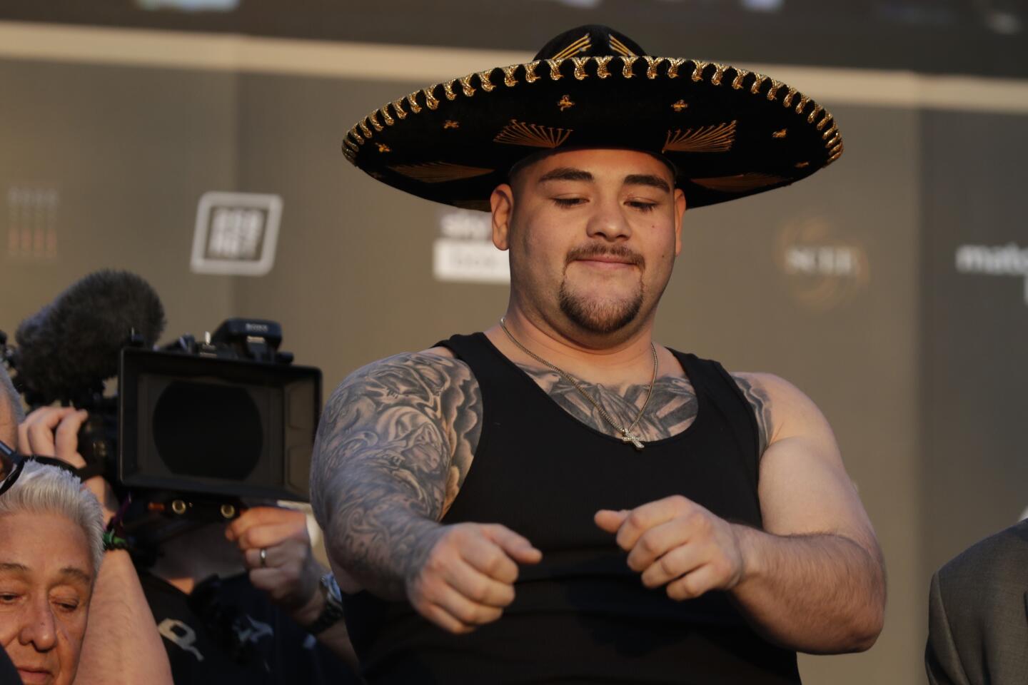 Ruiz registró 283 libras (128 kilogramos) el viernes — casi 15 libras y media (7 kilogramos) más de lo que marcó para la primera pelea en Nueva York