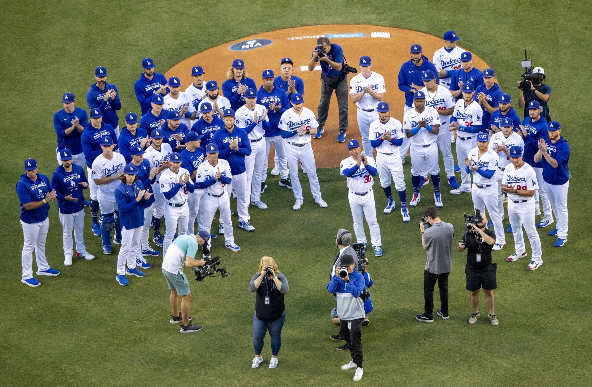 Dodgers manager Dave Roberts, players and coaches team pay tribute to broadcaster Vin Scully.