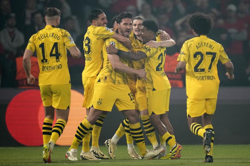 Mats Hummels (centro) celebra con sus compaeros de Borussia Dortmund tras marcar el gol para la victoria 1-0 ante el Paris Saint-Germain en las semifinales de la Liga de Campeones, el martes 7 de mayo de 2024. (AP Foto/Christophe Ena)