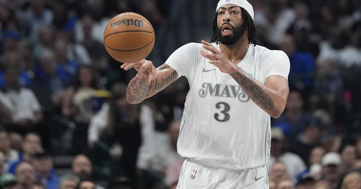 Anthony Davis, Mavericks ilk çıkışında yaralanmadan en az bir ay sonra çıktı