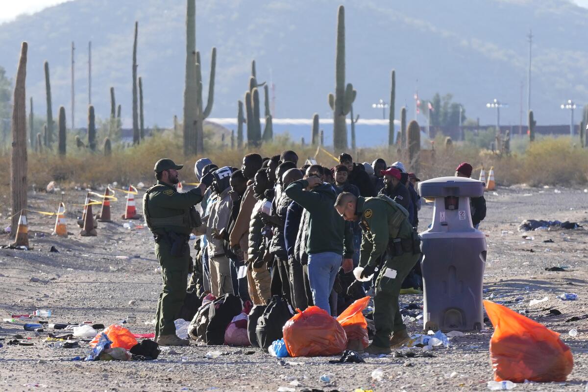 Migrantes en Lukeville, Arizona, el 5 de diciembre de 2023. 