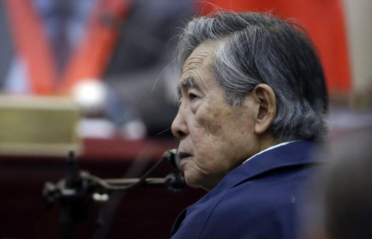ARCHIVO - El expresidente de Perú Alberto Fujimori escucha una pregunta al rendir testimonio