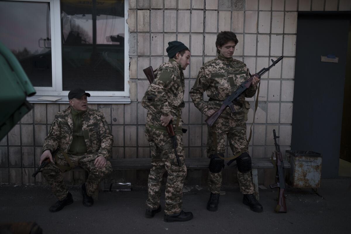 Voluntarios civiles durante un curso de formación de las Fuerzas de Defensa Territorial de Ucrania