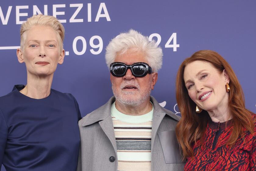 Tilda Swinton, de izquierda a derecha, el director Pedro Almodovar, y Julianne Moore posan en la sesión de "The Room Next Door" en la 81a edición del Festival de Cine de Venecia en Venecia, Italia, el lunes 2 de septiembre de 2024. (Foto Vianney Le Caer/Invision/AP)