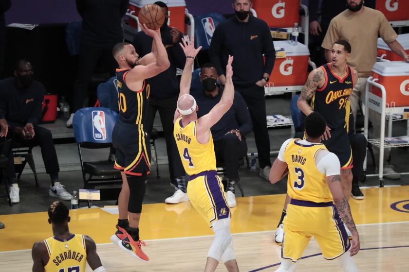 Los Angeles, CA, Wednesday, May 19, 2021 _ Golden State Warriors guard Stephen Curry (30) makes a three pointer over Los Angeles Lakers guard Alex Caruso (4) at the buzzer to end the first half in a Pay-In game at Staples Center. Robert Gauthier/Los Angeles Times)