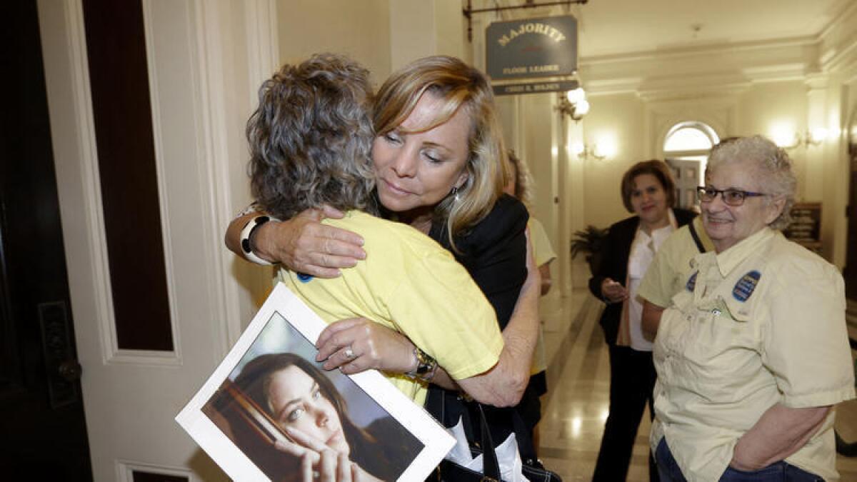 Luego de que fue aprobada la medida conocida como derecho a morir, Debbie Ziegler sostiene la foto de su hija, Brittany Maynard, de 29 años, que decidió mudarse a Oregon, para poder terminar con su propia vida de manera legal.