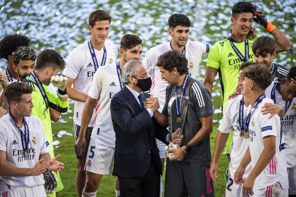 El presidente del Real Madrid Florentino Pérez (centro a la izquierda) 