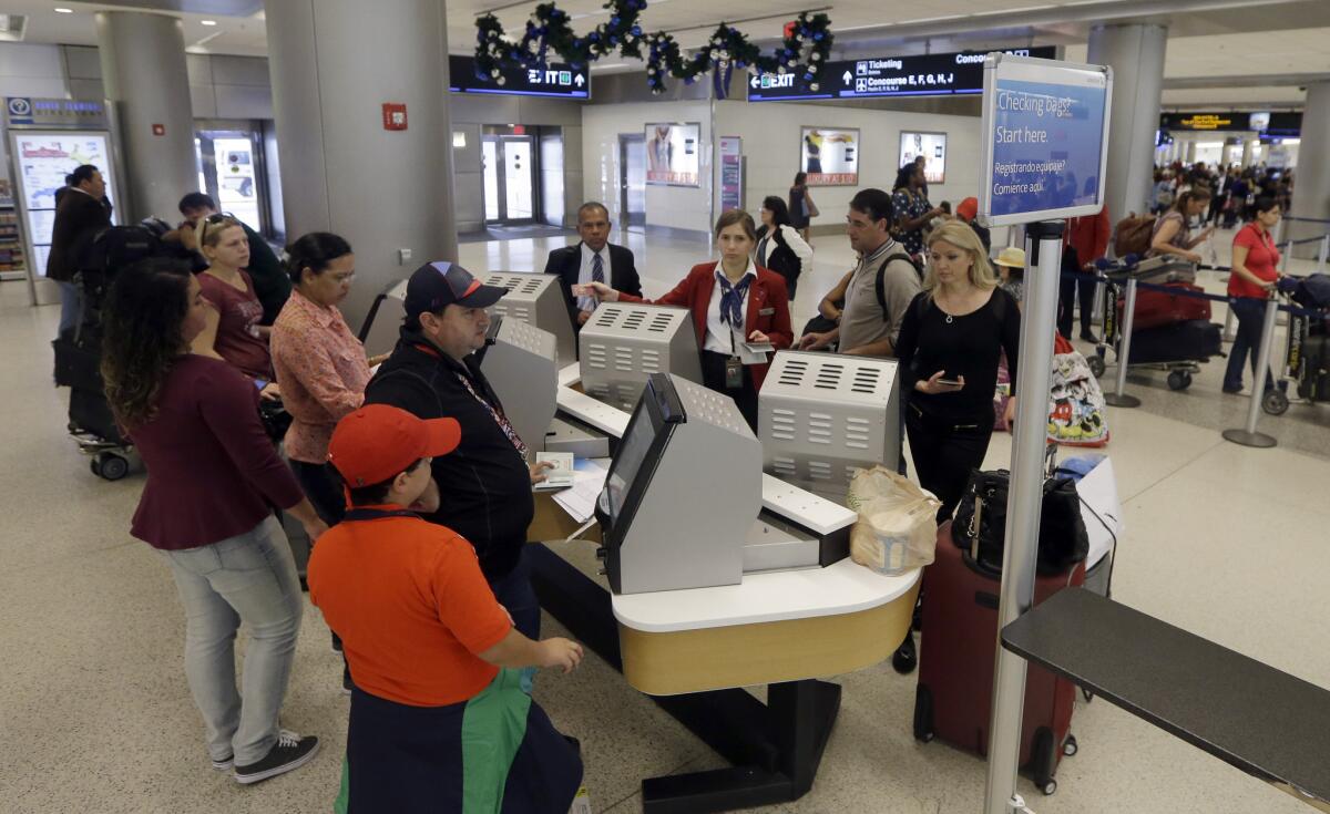 Un grupo de viajeros hacen fila para viajar en el Aeropuerto Internacional de Miami el 25 de noviembre del 2014. (AP Photo/Alan Diaz)