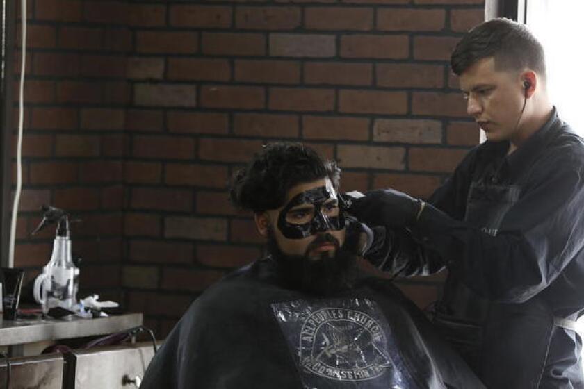 Jesús Romero se realiza un tratamiento facial y un corte de cabello en Noble & Fine, en Tijuana, donde las barberías son una industria en crecimiento.
