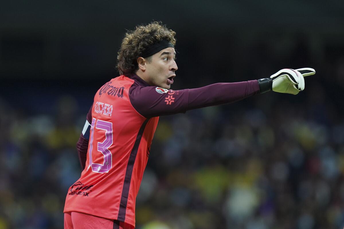 Guillermo Ochoa, arquero del América, da indicaciones durante el partido de la liga mexicana ante Tigres.