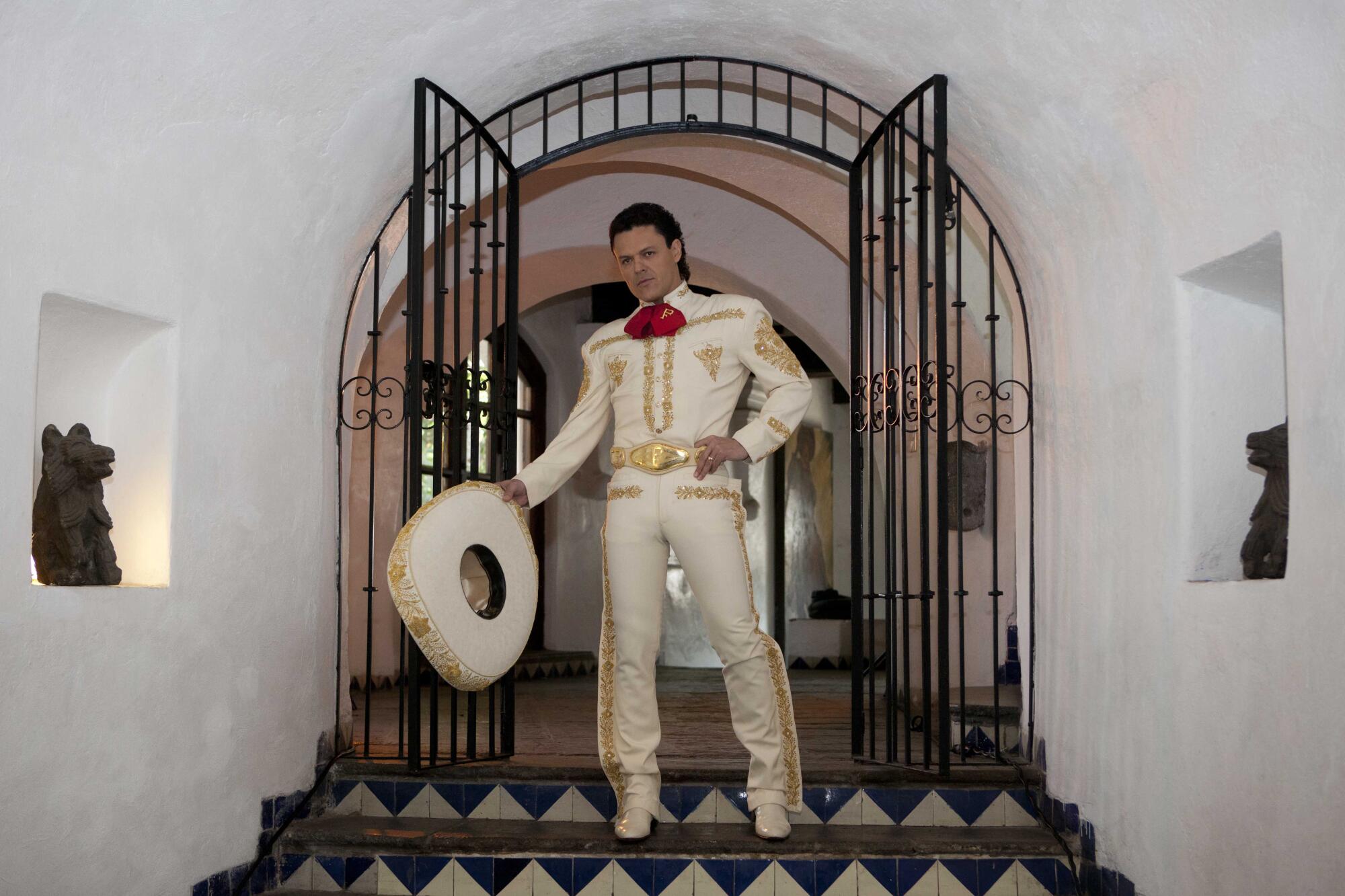 El cantante mexicano Pedro Fernández posa para una foto en la Ciudad de México.