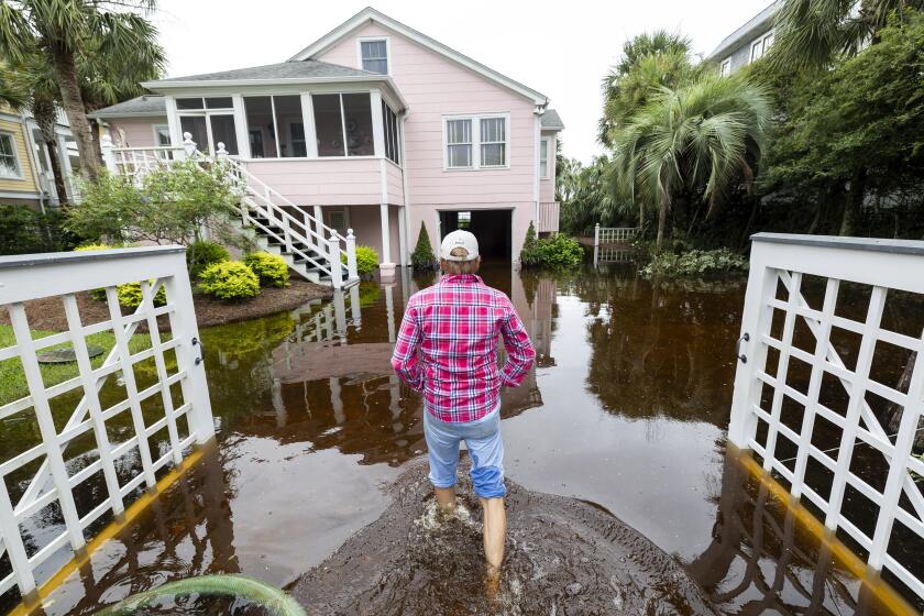 Robert Chesnut recorre su propiedad inundada tras el paso de la tormenta tropical Debby, el jueves 8 de agosto de 2024 en Isle of Palms, Carolina del Sur. (Foto AP/Mic Smith)