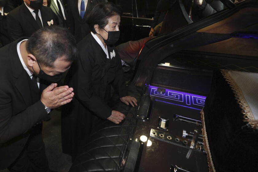 Lee Soon-ja, segunda de derecha a izquierda, viuda del fallecido expresidente surcoreano Chun Doo-hwan, observa el ataúd que contiene el cuerpo de su marido en una sala funeraria, el sábado 27 de noviembre de 2021, en Seúl, Corea del Sur. (Korea Pool vía AP)