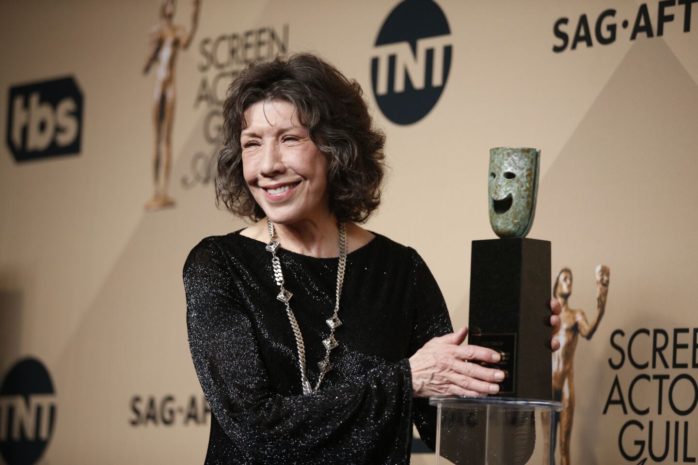 Lily Tomlin with her lifetime achievement award.