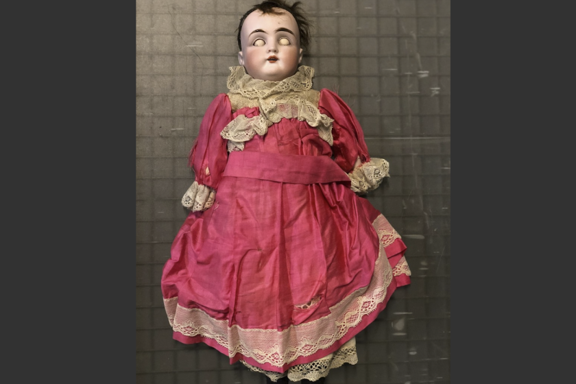 Fotografía proporcionada por Christine Rule, muestra una muñeca antigua, parte de la colección de muñecas macabras del Centro de Historia del Condado Olmsted en Rochester, Minnesota.