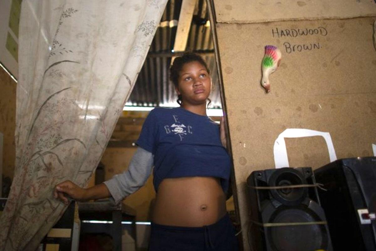 Rosibeth Vargas, de 14 años y que está embarazada de siete meses, en la casa donde vive con sus padres, su hermana de 18 años y su sobrino, en Tablitas, en el vecindario de Caucaguita, a las afueras de Caracas, Venezuela.