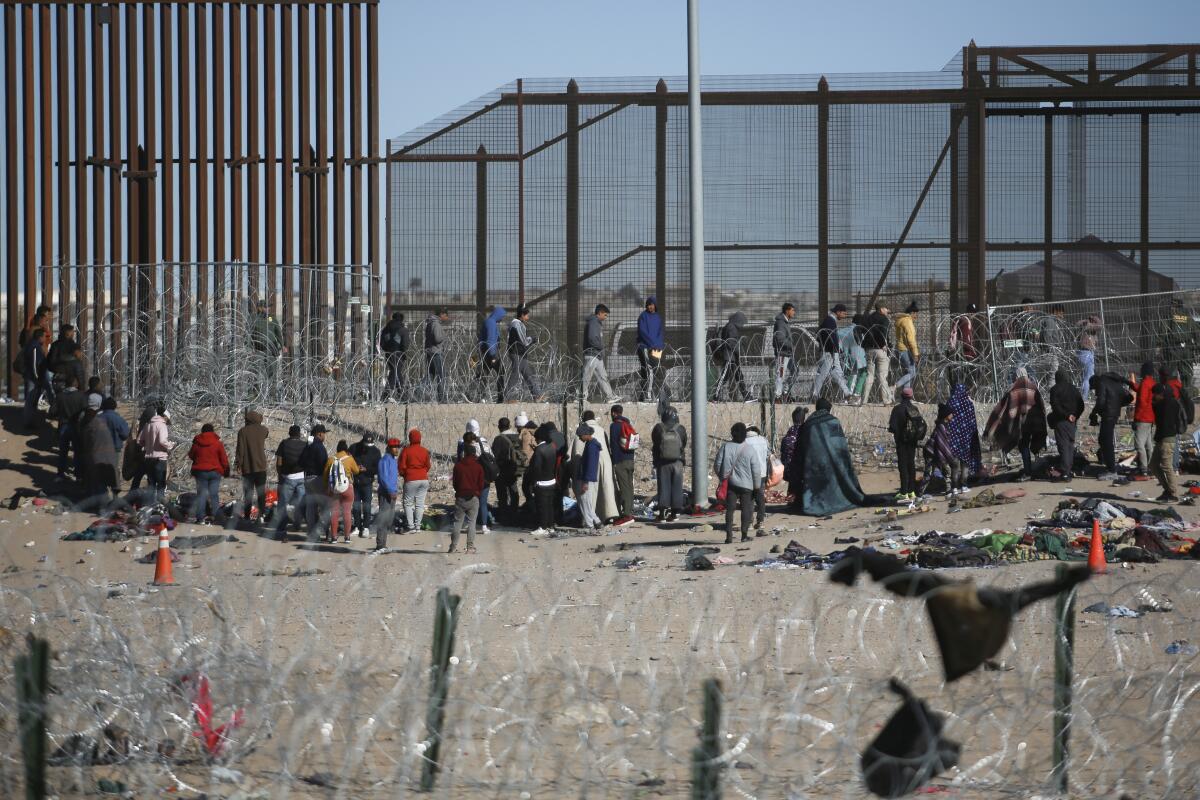 Migrantes formados después de ser detenidos por las autoridades migratorias de Estados Unidos