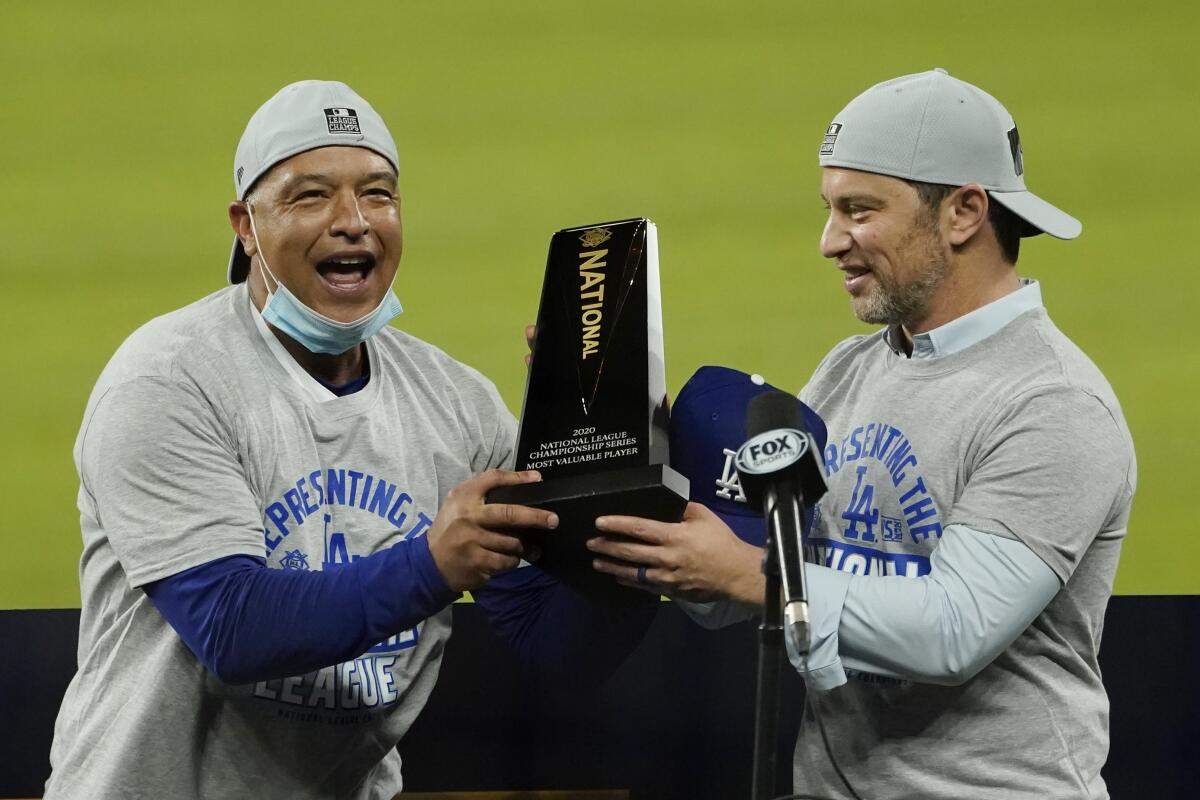 El manager de los Dodgers de Los Ángeles Dave Roberts (izquierda)