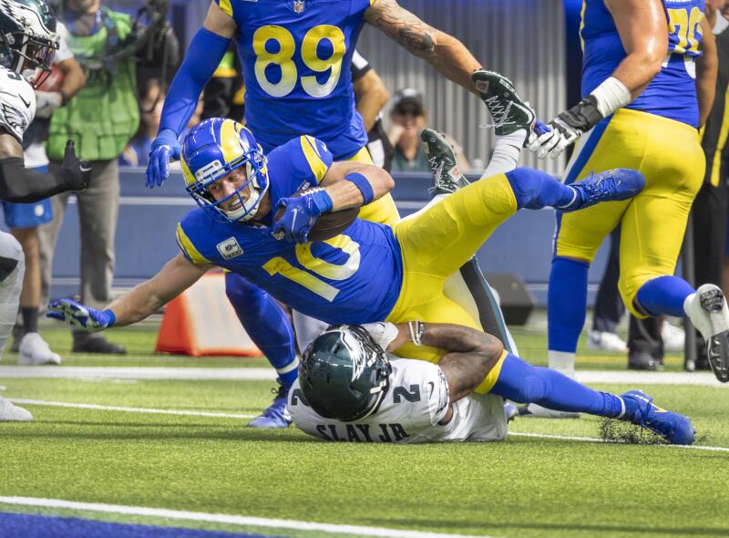 Cooper Kupp est plaqué par le demi de coin de Philadelphie Darius Slay en première mi-temps.