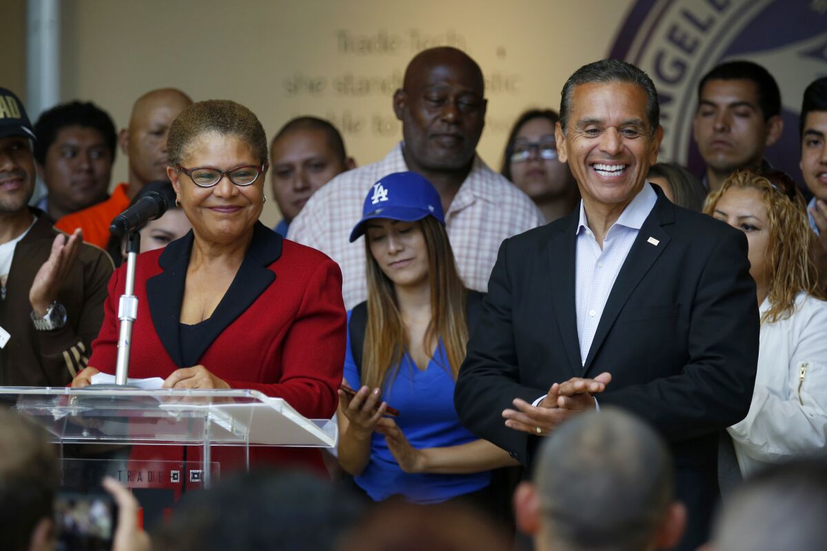 L'ancien maire de LA, Antonio Villaraigosa, à droite, avec Karen Bass.