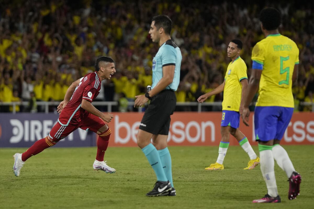 Gustavo Puerta, de la selección de Colombia, festeja luego de anotar el primer tanto del partido