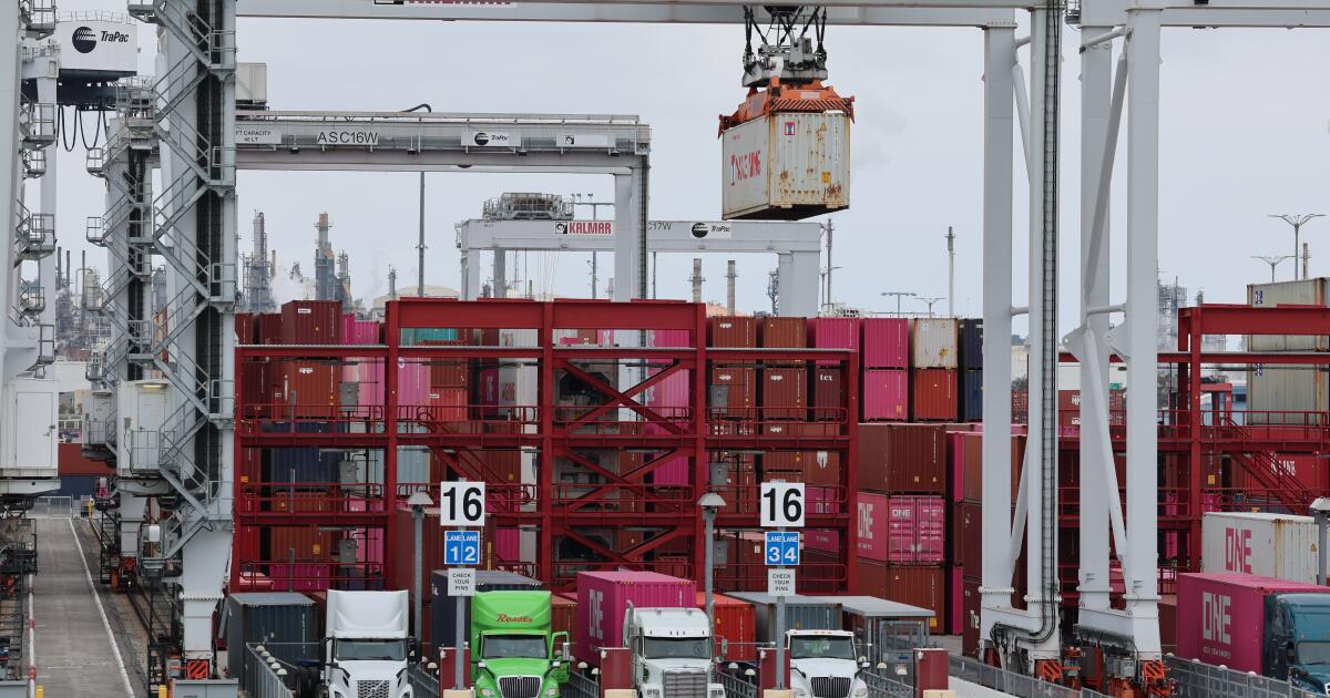 Las posibilidades de los trabajos en el puerto de Los Ángeles han caído a la mitad Las posibilidades de los trabajos en el puerto de Los Ángeles han caído a la mitad