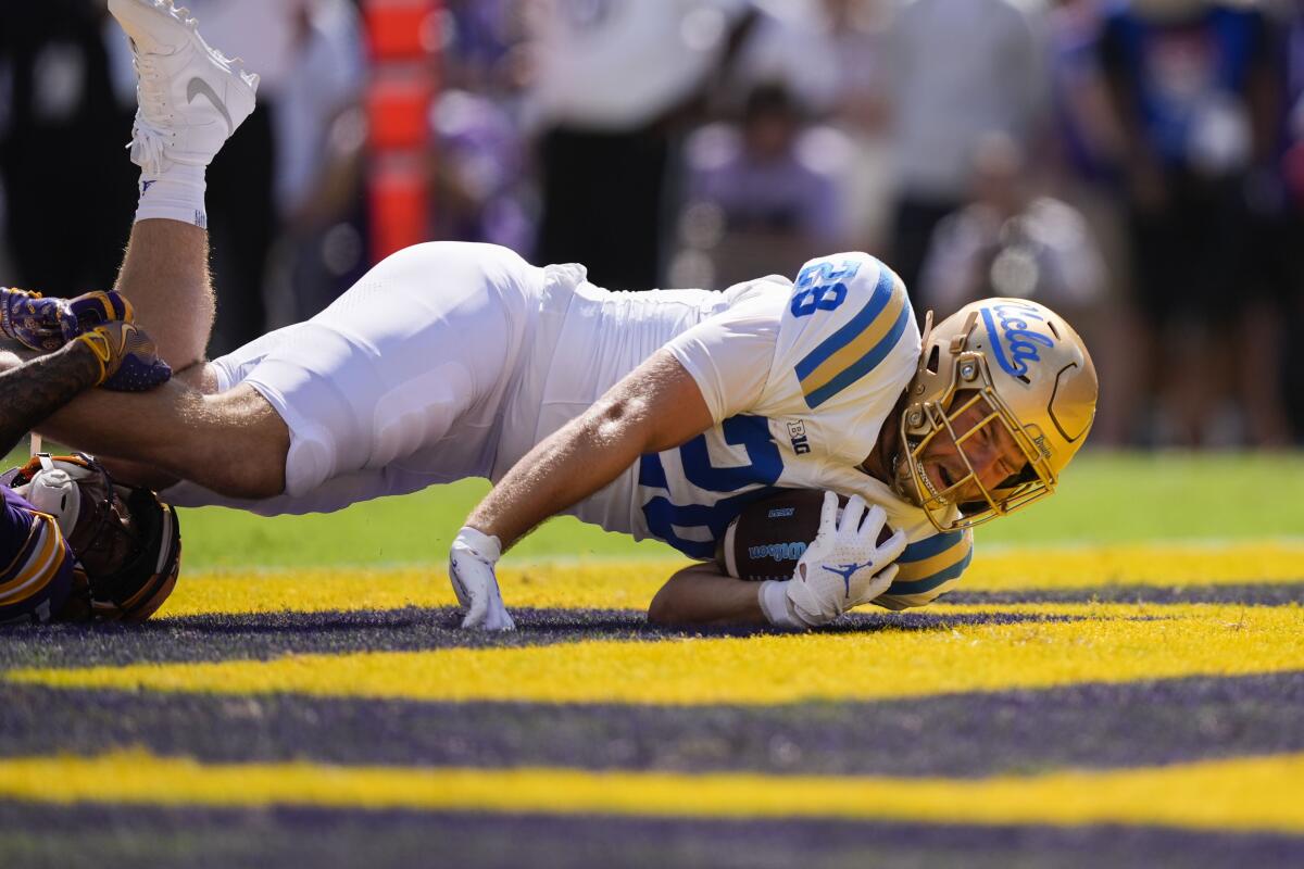 UCLA tight end Jack Pedersen scores a touchdown in the first quarter on Saturday.