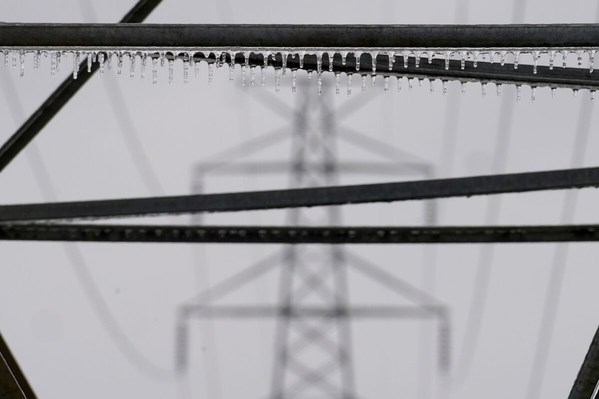 Hielo se forma en una estructura del cableado eléctrico, el jueves 2 de febrero de 2023, en Dallas. (AP Foto/Tony Gutierrez)