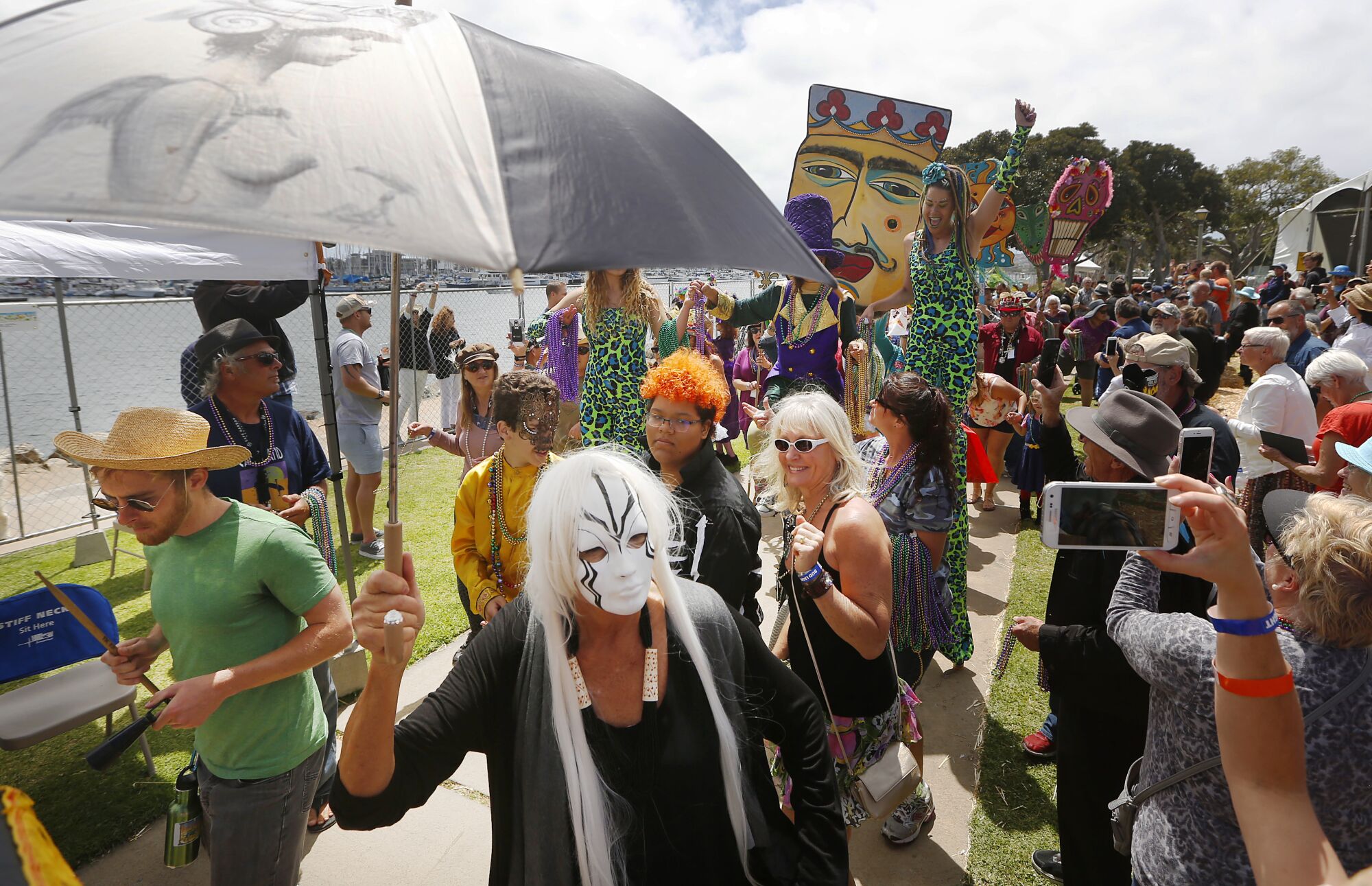 El desfile Mardi Gras Gator By the Bay, Spanish Landing el 14 de mayo de 2017