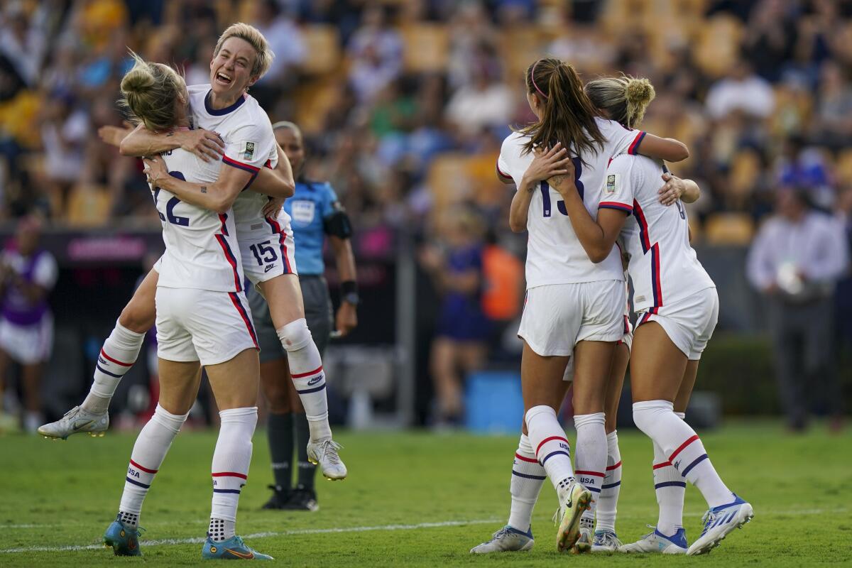 Las jugadoras estadounidenses festejan el tercer gol de su equipa anotado por Ashley Sanchez